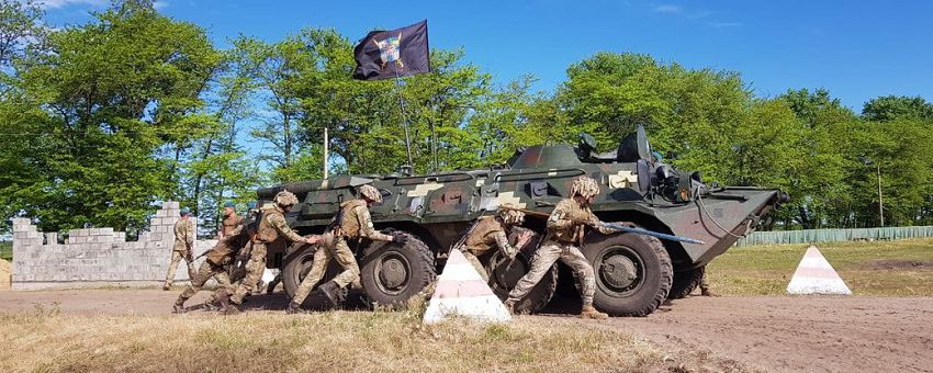В Олешківських пісках морпіхи завоювали право носити берет кольору морської хвилі