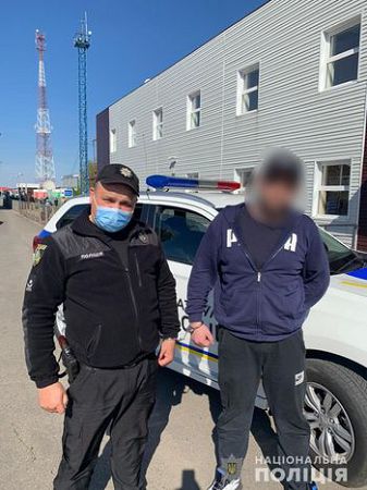 Правоохоронці затримали розшукуваного за скоєння розбоїв, який переховувався за кордоном