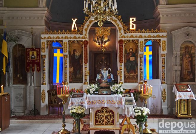 Яйца у мэрии и почти пустые храмы: Как Херсон празднует вторую карантинную Пасху