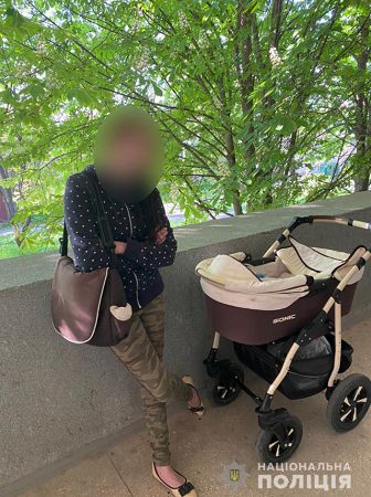 В Херсоне полицейские составили протокол на пьяную мамашу, которая гуляла с младенцем
