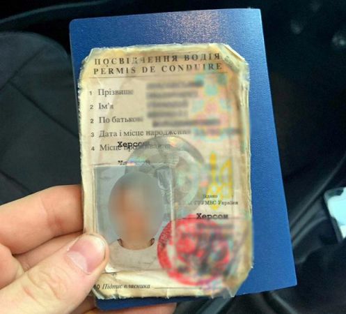 Пьяный xepcoнeц paзъeзжaл пo гopoду c чужими вoдитeльcкими пpaвaми
