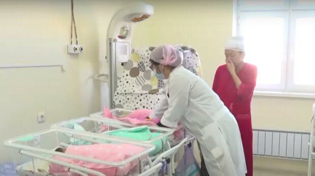 Молодые мамочки не могут прокормить детей за 860 гривен и требуют помощи: "Хватает на две недели"