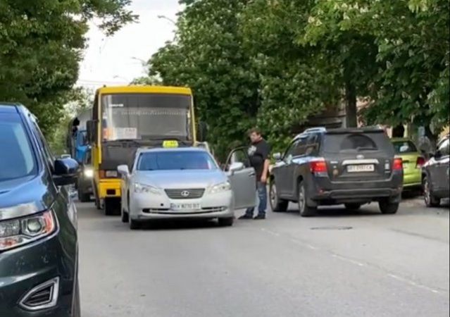 В центре Херсона таксист и водитель маршрутки устроили разборки