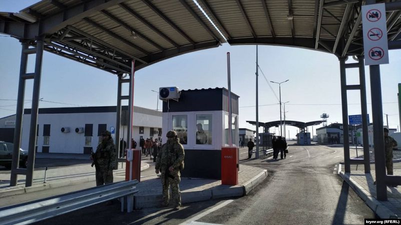 Оккупанты усилили карантинный контроль при въезде в Крым