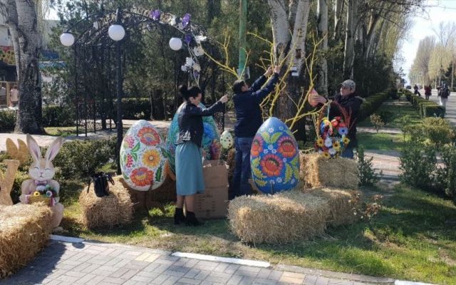 В Скадовске обустроили пасхальную фотозону