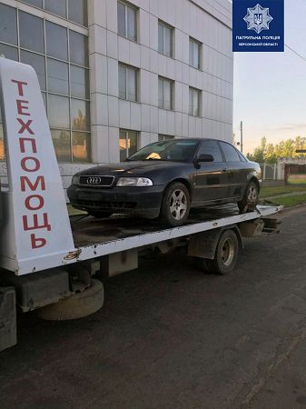 Ночью по Херсону на Audi A4 "рассекали" двое без прав и под кайфом