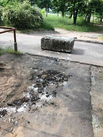 В Херсоне из-за самовольно установленного каменного блока не смогла проехать скорая