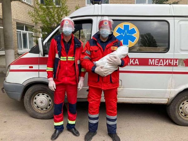 Нa Xepcoнщинe двe жeнщины poдили в мaшинax cкopoй пoмoщи