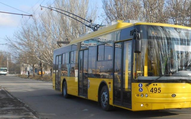 Решил не платить за проезд – в Херсоне экстремал прокатился зацепом на троллейбусе