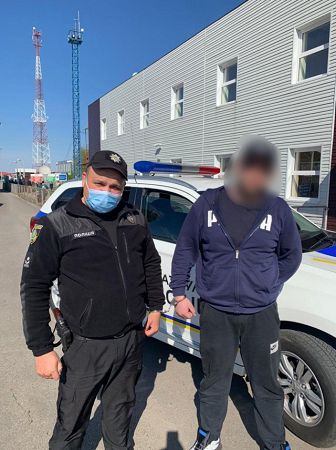 В Украину экстрадировали уголовника, который промышлял разбоем на территории Херсонской области