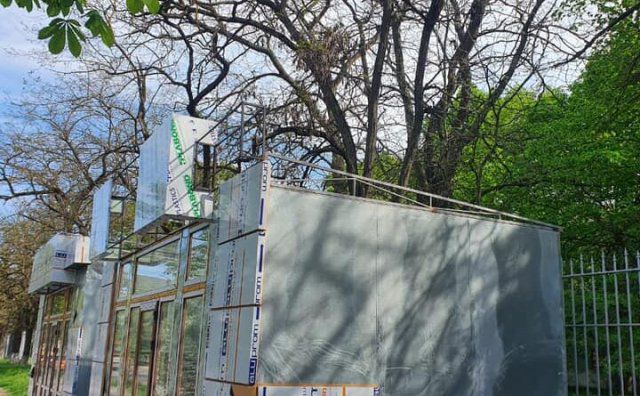 Возле Херсонского аграрного университета все деревья оказались внутри строящихся МАФов