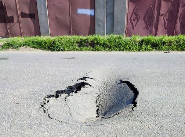 Дорога на полгода – в Херсоне провалился свежеуложенный асфальт