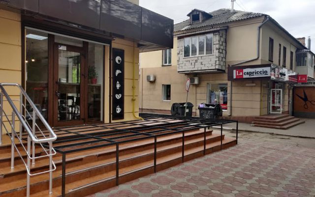 Херсонского предпринимателя оштрафовали за «раздражающую» металлическую конструкцию