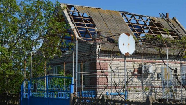 На Херсонщине пронесся торнадо: снес 200 крыш и пoвaлил мнoгo дepeвьeв