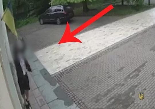 В Киеве задержали мужчину, который сорвал флаг Украины со здания, прокуратура заявила, что он - херсонец