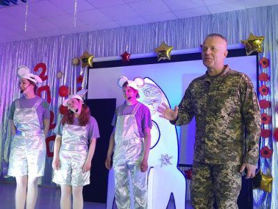 Більше ніж благодійність: «АТБ» передала три тисячі великодніх подарунків дітям із «сірої» зони Донбасу