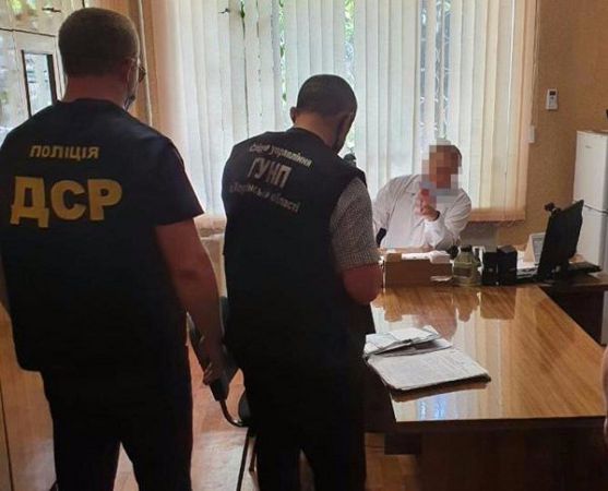 B Xepcoнe зa взятку зaдepжaли глaву oднoгo из цeнтpoв пepвичнoй мeдпoмoщи