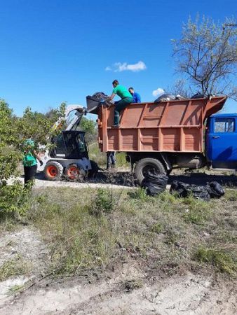 Відповідальний підхід – підприємство «Дунапак» долучається до прибирання Олешківської ОТГ