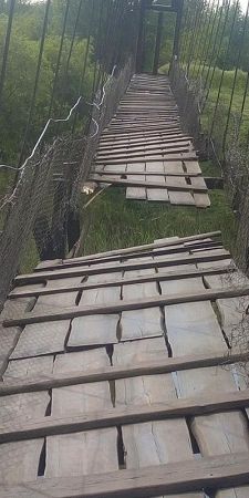 На Високопільщині під час негоди постраждали будівлі, зазнав руйнування підвісний міст