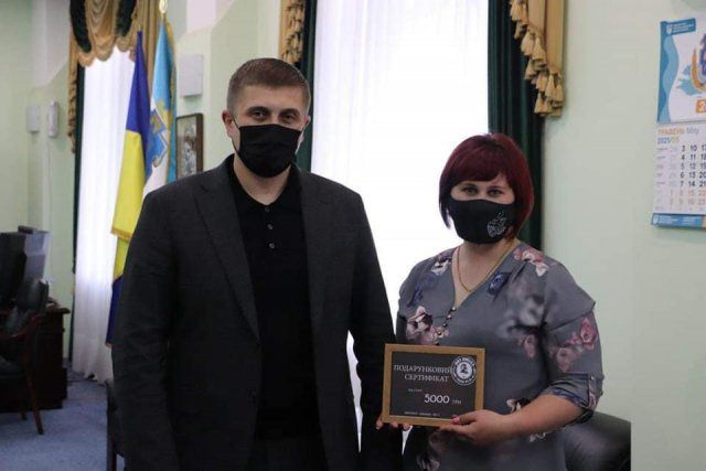 Херсонский губернатор вручил 5000 гривен победительнице конкурса ко Дню вышиванки