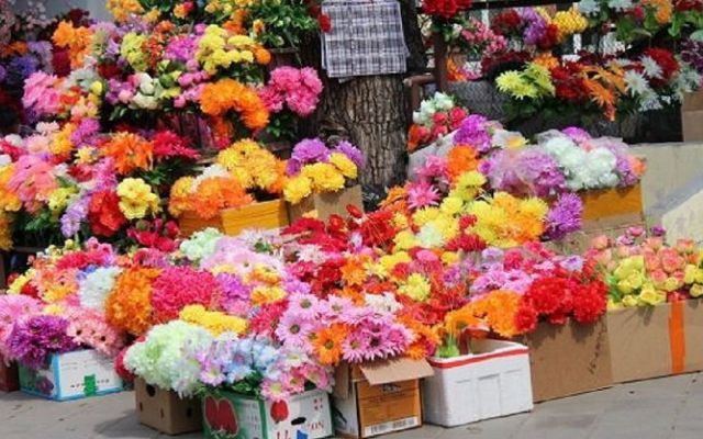 Херсонцев вновь призывают отказаться от искусственных цветов на кладбищах