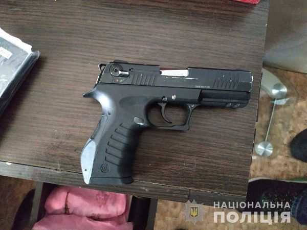 Несколько единиц оружия и армейские патроны различных калибров изъяли у новокаховчанина