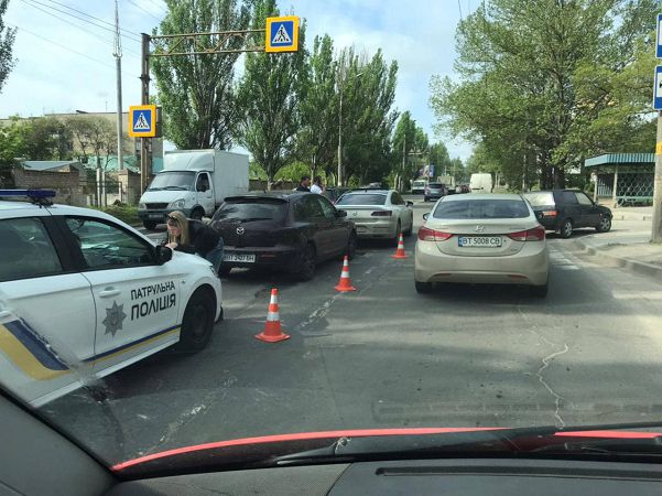В Херсоне ДТП с участием двух иномарок спровоцировало огромную пробку