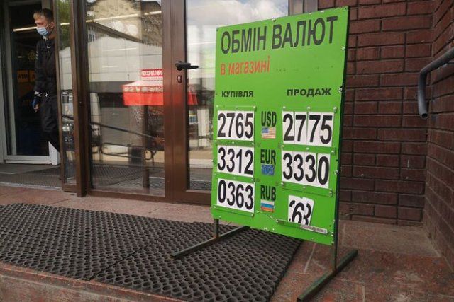Валюту вовсю скупают под "ковидные" контракты. Каким будет курс доллара в пятницу, 7 мая