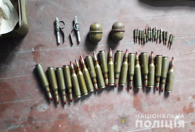 На Херсонщине полицейские изъяли у местного жителя гранаты и патроны