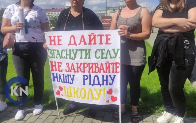 Жители Херсонщины вышли на акцию протеста против закрытия школ