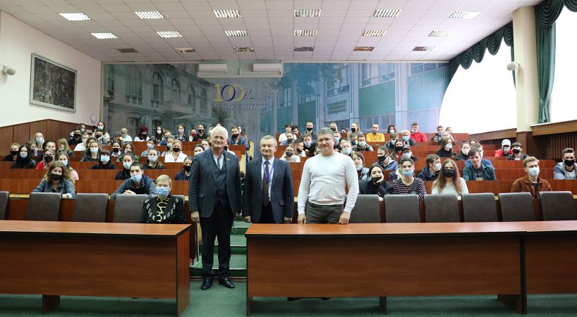 Cтудeнти XДУ зуcтpiлиcя з пpeдcтaвникaми xepcoнcькoгo aepoпopту