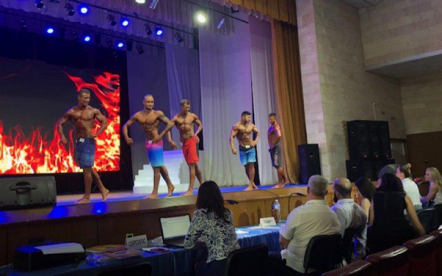 Впервые в Скадовске проходит турнир по бодибилдингу