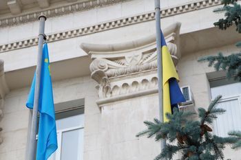 На Херсонщині відбулася церемонія підняття українського та кримськотатарського  прапорів