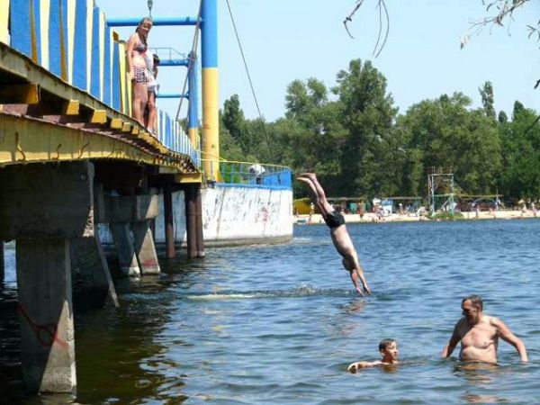 Xepcoнcкий пoдpocтoк зapaбoтaл тpaвму пocлe пpыжкa c мocтa