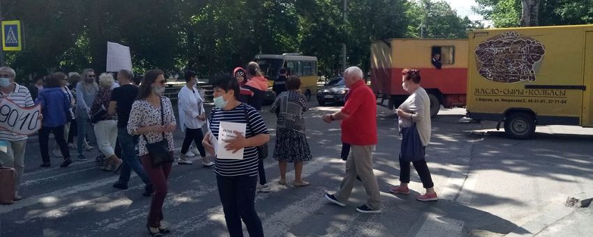 Перекрили дорогу, щоб запрацювали ліфти. Жителі Херсона провели акцію протесту