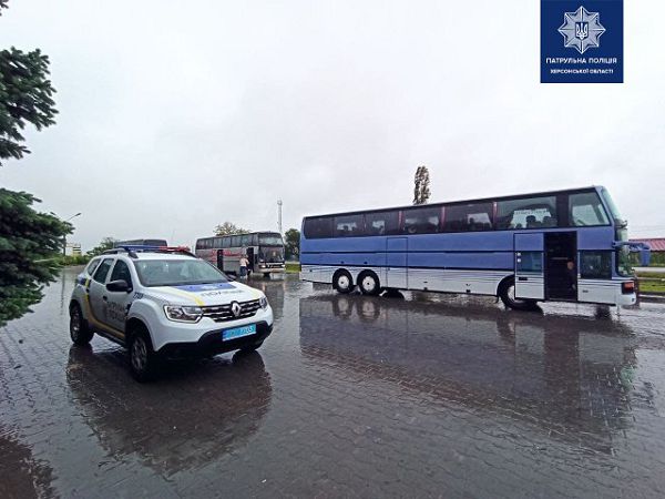 На курорты Херсонщины повезли детей с эскортом полиции