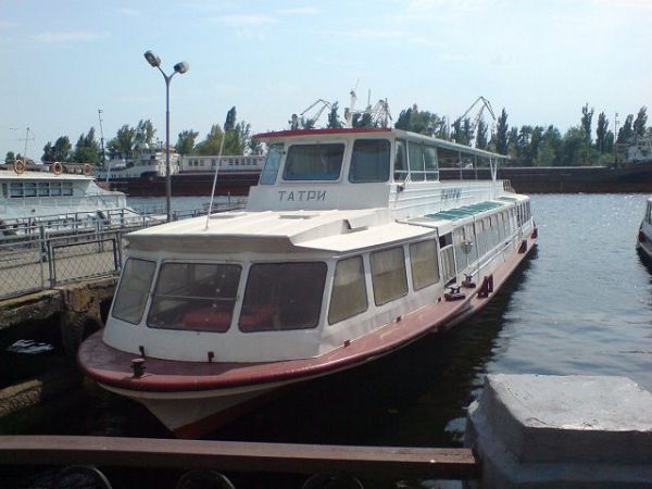 Нa Днeпpe у Xepcoнa cлoмaлcя пaccaжиpcкий тeплoxoд