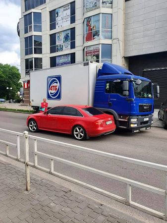 Возле мэрии Херсона произошло ДТП