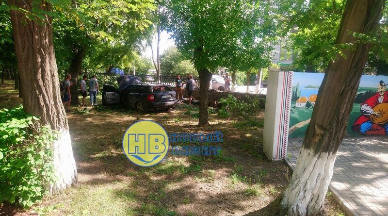 В Геническе иномарка через забор влетела в парк. Стало известно как пострадали водитель и пассажирка