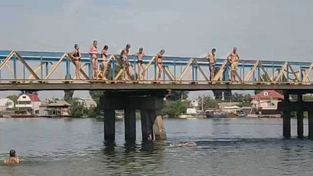 В Гидропарке спасатели вытащили из воды двух парней, которые тонули