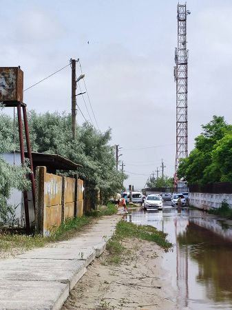 Дорога к одному из пляжей Лазурного превратилась в огромную лужу