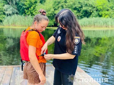 Поліцейські Херсонщини нагадують дітям правила поведінки на воді
