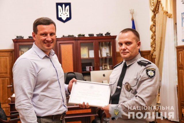 На Шуменском с женщины сорвали золотую цепочку: наградили полицейского, задержавшего грабителя
