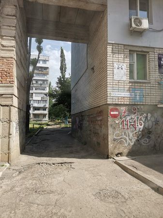 В Херсоне жильцы многоэтажки закрыли проезд во двор шлагбаумом