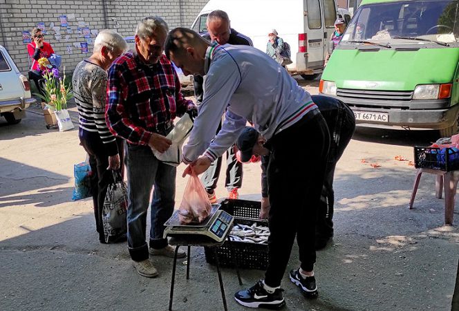 Рыбу продают на рынке