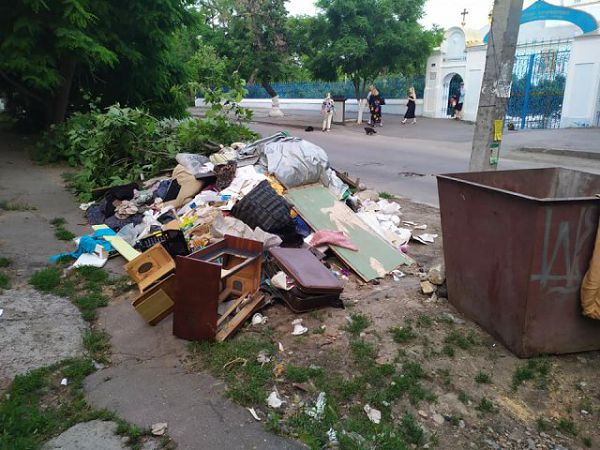 Горы мусора на улицах Херсона