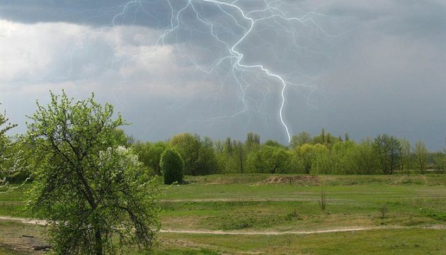 На выходных Херсонщину накроют грозы, град и шквалы