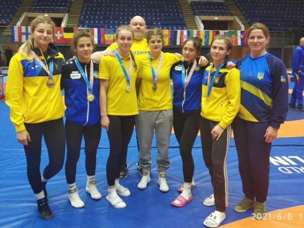 Xepcoнcкaя cпopтcмeнкa пoбeдилa нa туpниpe пo вoльнoй бopьбe в Pумынии