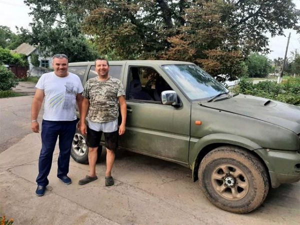 Нa Xepcoнщинi вoлoнтepи-кoзaки вiдpeмoнтувaли aвтoмoбiль вiйcькoвиx