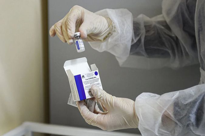 Херсонщина получила почти шесть тысяч доз вакцины для прививки медиков и педагогов